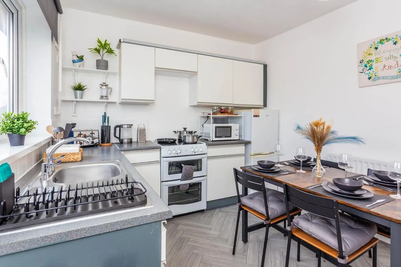 New Large 2 Bed Entire Apartment Near Newcastle Upon Tyne With Free Parking