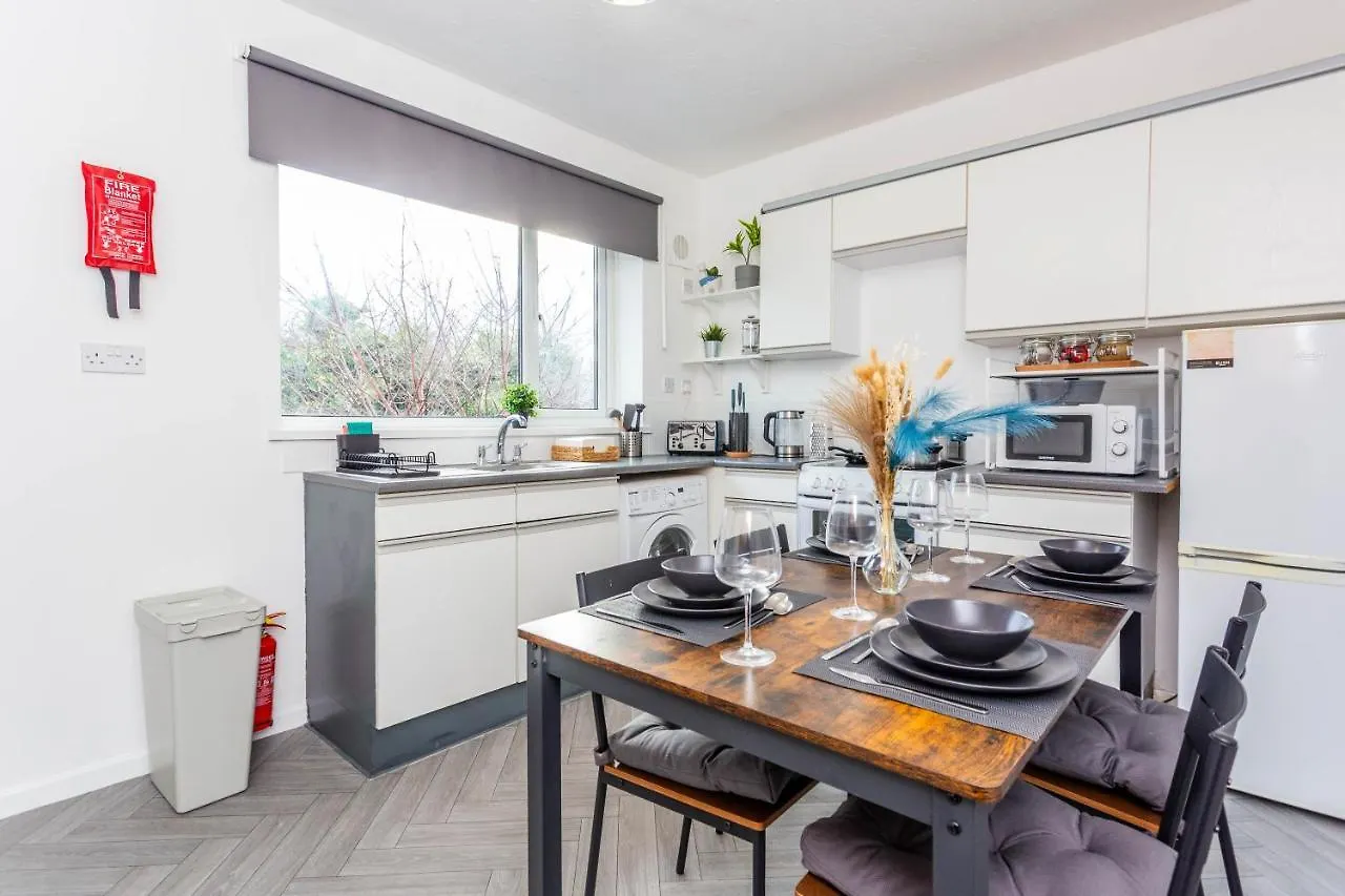 New Large 2 Bed Entire Apartment Near Newcastle Upon Tyne With Free Parking