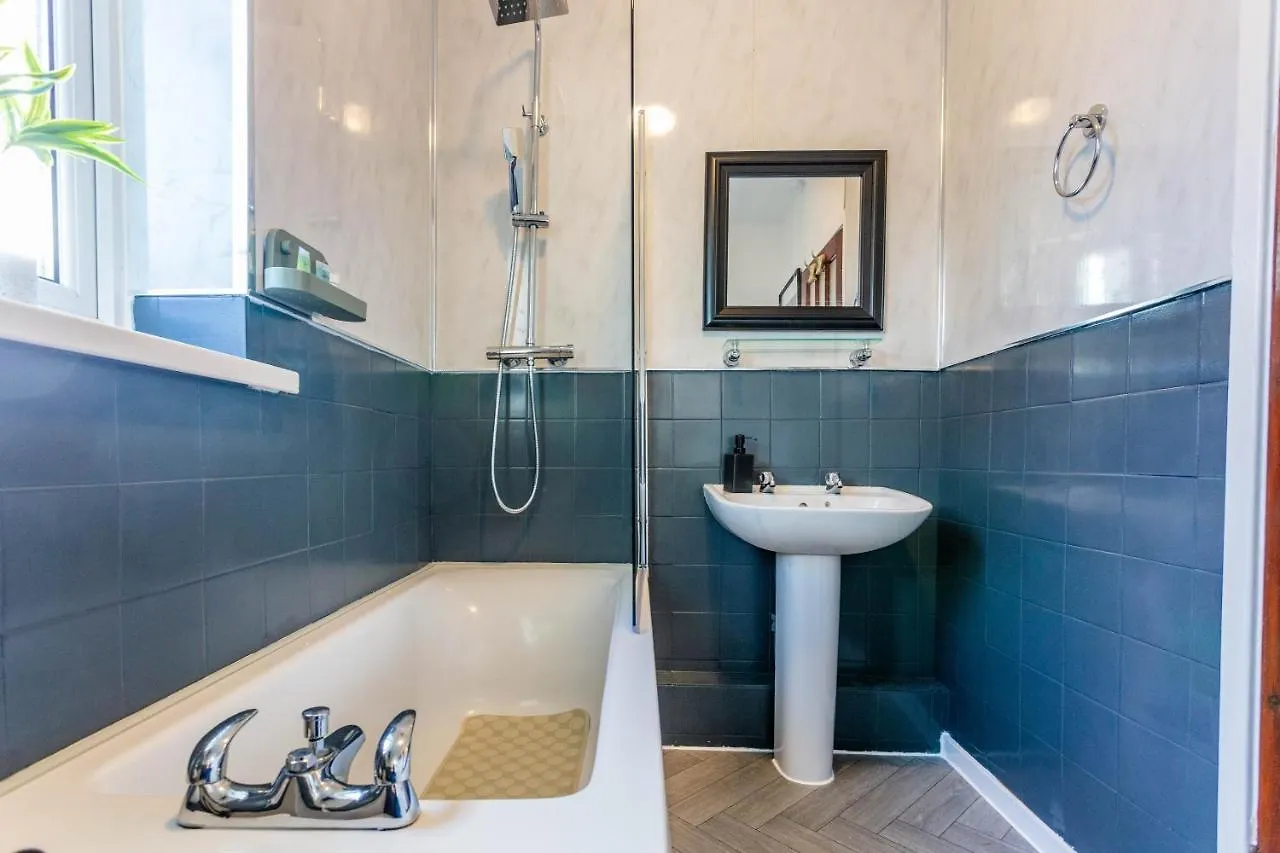 New Large 2 Bed Entire Apartment Near Newcastle Upon Tyne With Free Parking